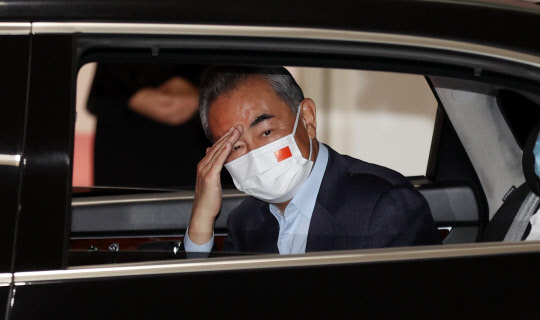 왕이 중국 외교담당 국무위원 겸 외교부장이 14일 오후 인천국제공항 제2여객터미널로 입국해 인사하고 있다.  연합뉴스